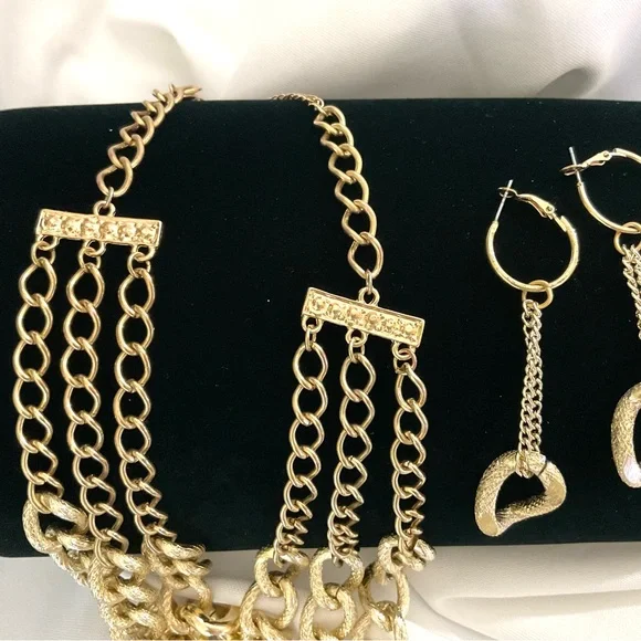 VINTAGE GOLDTONE CHAIN NECKLACE & EARRINGS - Picture 10 of 10